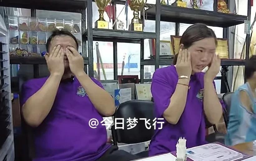 接到清华大学录取通知书，何文炜父母禁不住喜极而泣！今天上午，清华大学录取通知书