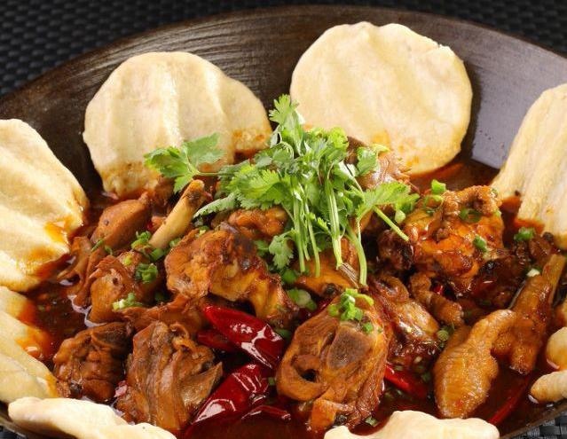 小伙子开餐厅，靠三颗骰子年入200万！他在店门口放三颗骰子，凡是丢出666的免