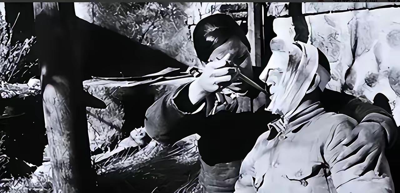 1936年，红军团长被战士们掩埋，一位老妇人上山采药经过，闻到臭味，扒开树叶，将