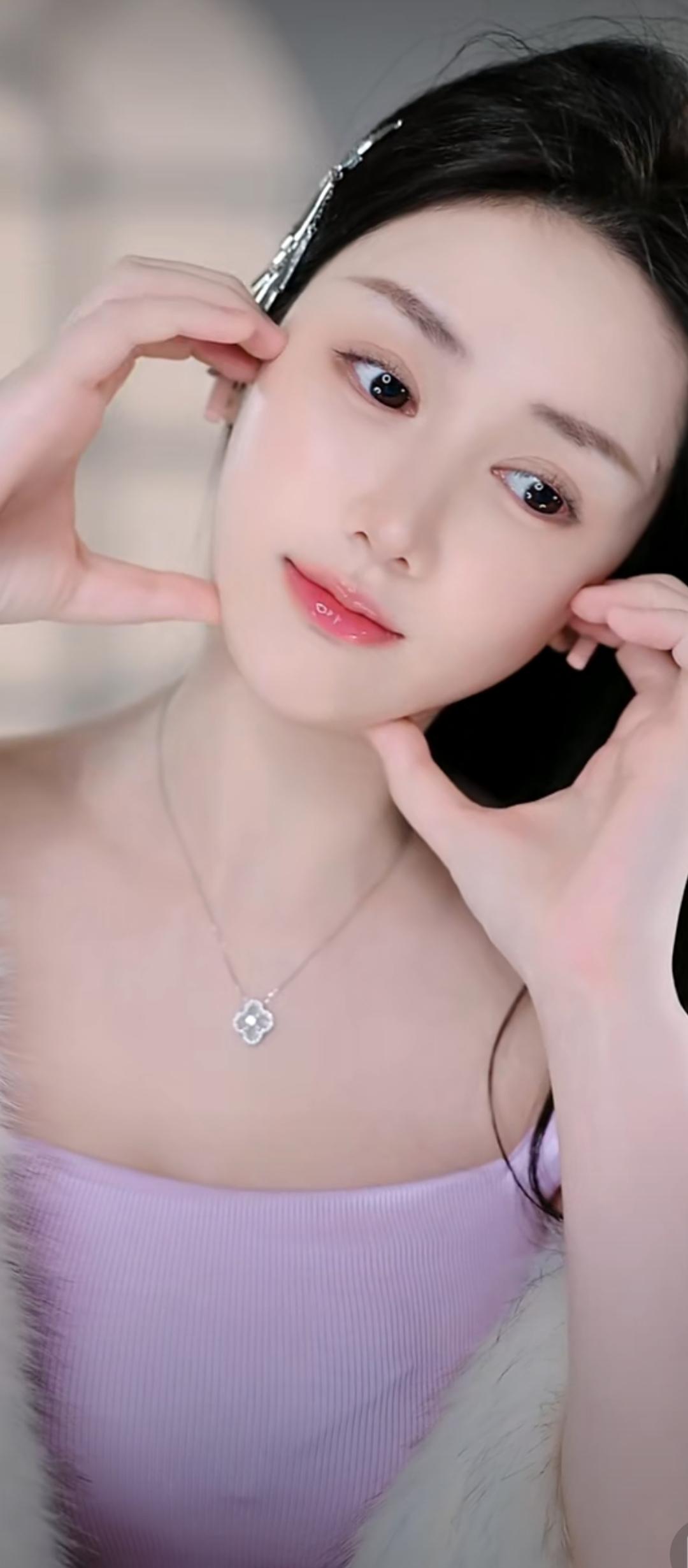 玉簪轻挽发，笑靥如花绽。