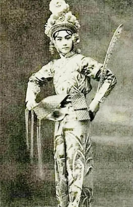 1927年，褚督办的五姨太瞧上了唱戏的刘汉臣，五姨太通过别人要了一张他的照片，没