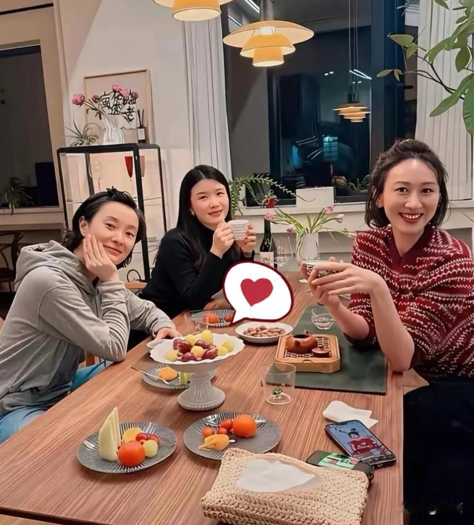 吴越请客差点翻车引热议！一身朴素穿搭，看透明星真实人品娱乐圈最真实的反差