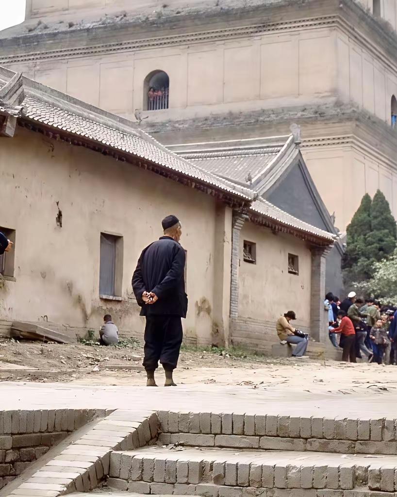 看到一张照片一位忘年交留存的照片80年代的西安大雁塔的情景当时的大雁塔还不