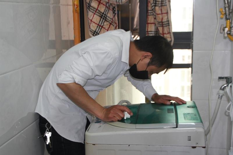 12月28日，山东青岛一女子在社交平台分享的洗衣小妙招火了。她洗衣服时会在洗衣机