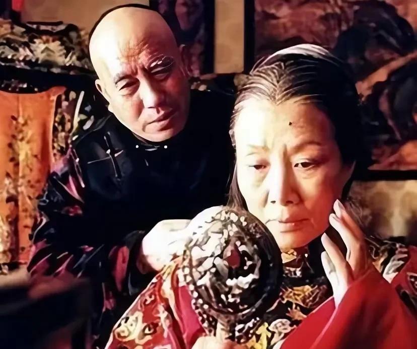 慈禧太后死的那天，李莲英整个人直接栽倒在殿上。旁边宫女吓得不敢动，宦官冲上去扶，