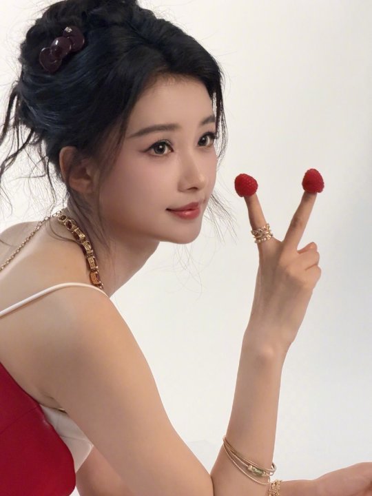 孙怡乘风2026造型图孙怡好漂亮的红裙杀！孙怡盘发红裙杀