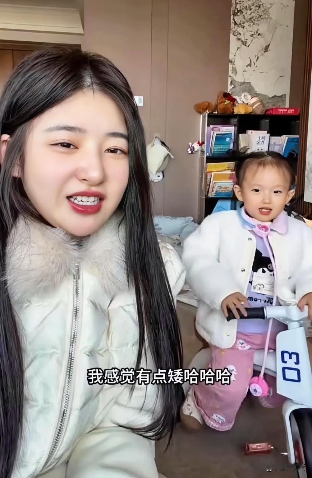 黄一鸣女儿闪闪很像王思聪，非常聪明，黄一鸣知道自己进不了王家就生个孩子陪伴自己也