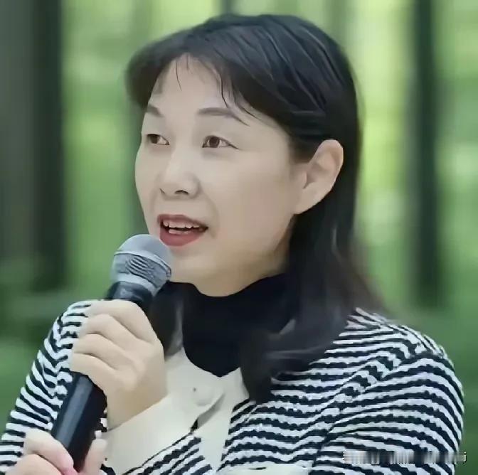 杜建英消停了！杜建英这事总算告一段落。之前她高调闹事，带着三个非婚生的