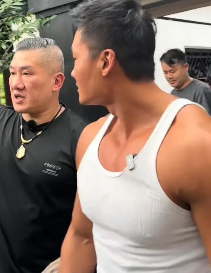 你发现了吗？岛内一些人立场很容易转变，什么“蓝变绿”、“绿变蓝”、“绿变白”以及