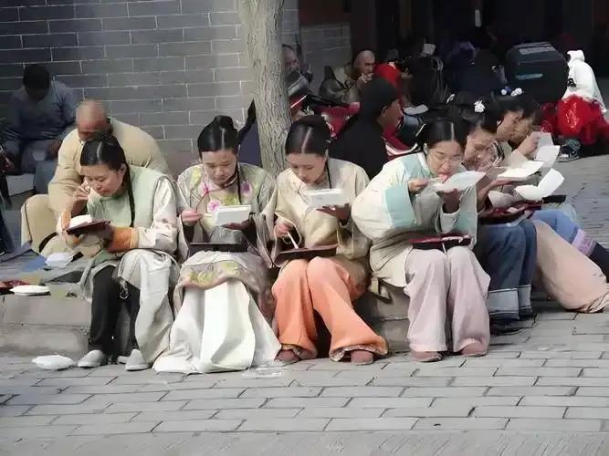 美女泛滥成灾，懒汉光棍遍地，降薪之后，13万横店群演，到底何去何从？ 号称“