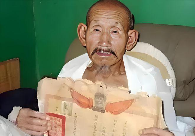 1994年，河南一73岁老农因欠债不还被列为老赖，法院人员上门时，他害怕的躲了起