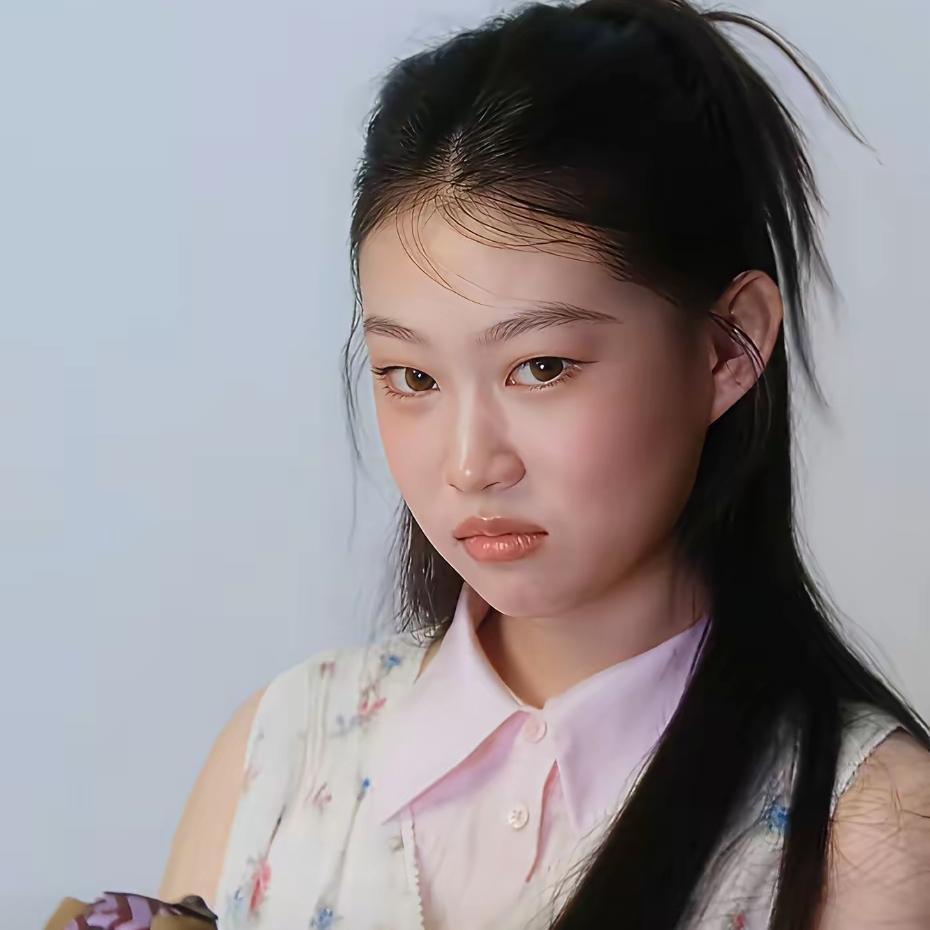 拿沈佳润照片给奶奶瞧，老人家随口几句点评，居然精准贴合她本人，瞬间刷新我对老
