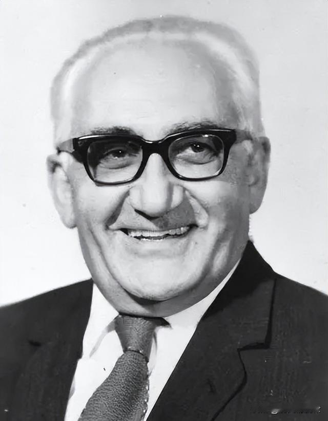 1949年开国大典刚过，北京秋意正浓，周总理办公室突然闯进个老外，急乎乎凑到跟前