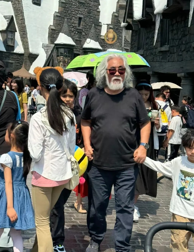 导演张纪中昨天带着妻子和孩子去环球影城游玩。但是不知道他们二人之间发生了什么