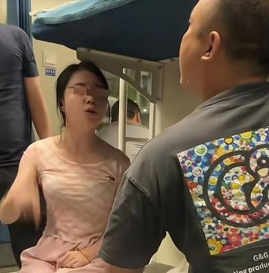 一段卧铺车厢争执视频在网上快速传开，一名只买了上铺车票的女子，私自占住男乘客付费