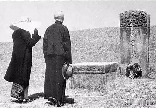 老照片欣赏：1979年5月，蒋介石在宋美龄等随从的陪同下，前往江苏宜兴，祭拜蒋氏