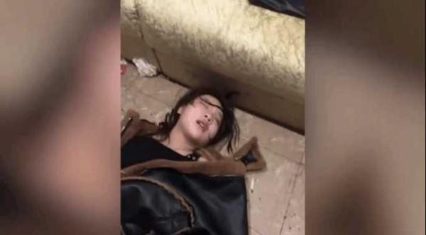 同学聚会女生喝醉躺在地上, 接下来发生的一幕, 令她后悔一生