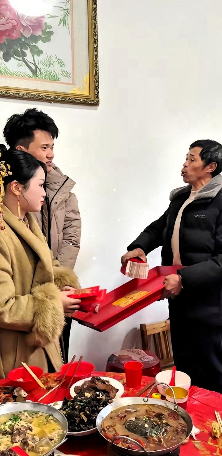 破防！心碎了，继女出嫁，云南远嫁安微，出嫁当日，继父将新郎下的彩礼钱10万块钱，
