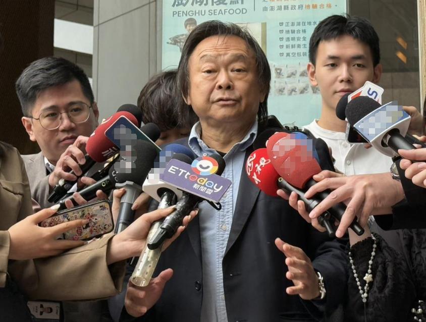 5月7日海峡导报报道，民进党"立委"王世坚在校友会上礼貌性夸了国民党市长蒋万安两