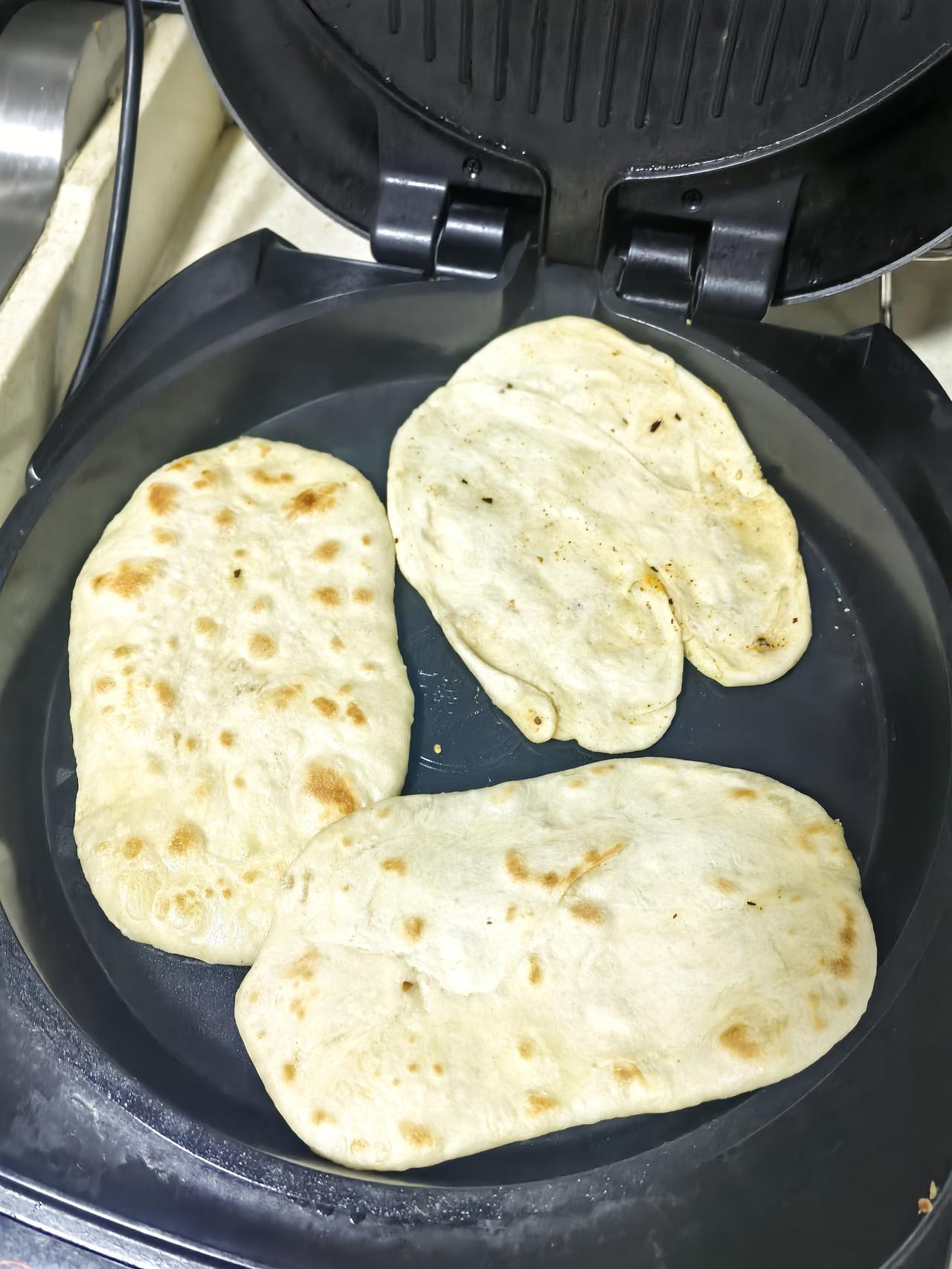 新年生活图鉴突发奇想，家里剩了不少上周包饺子的面，怎么办呢？不可能扔了吧？刷到视