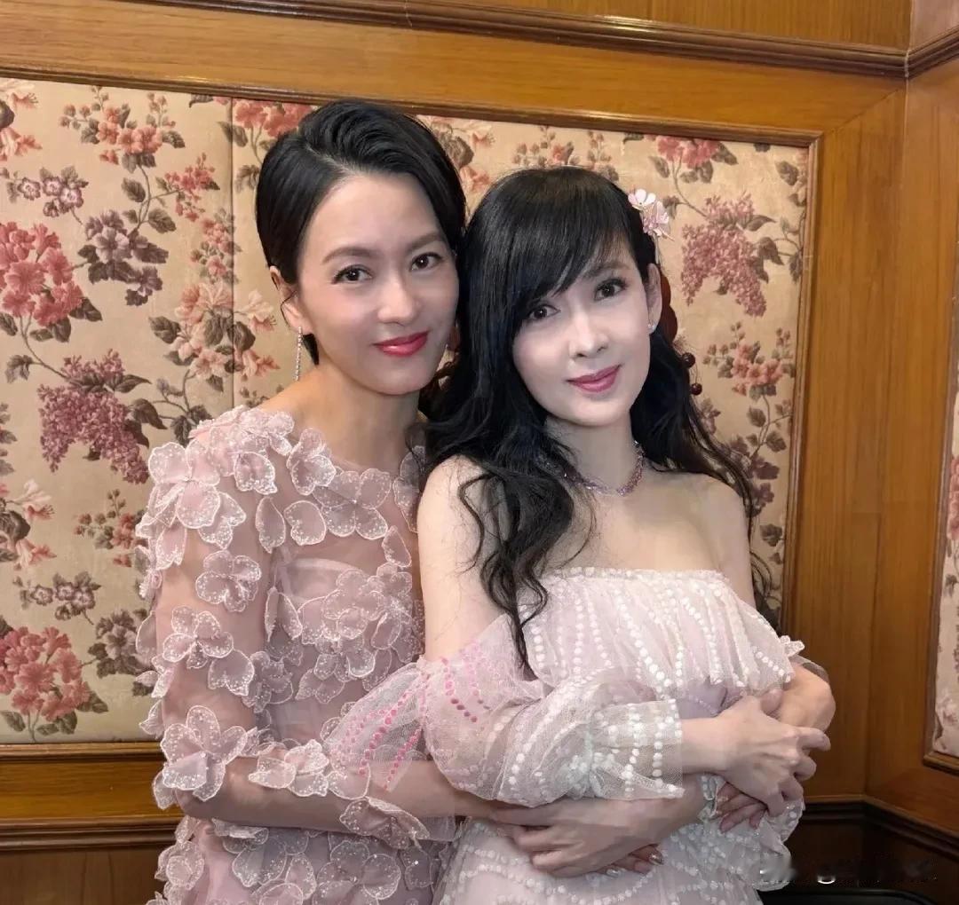 周慧敏深夜发文，一句“悭妹遇上高妹”曝光春晚后台最真实一幕58岁的周慧敏，终