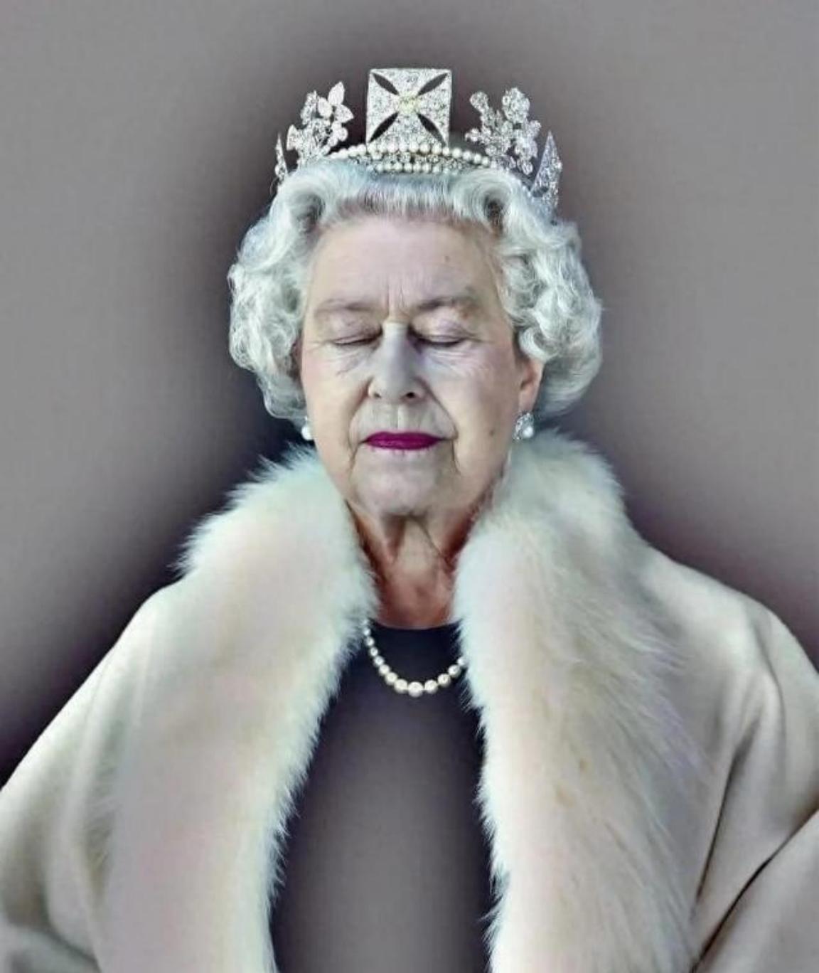 2022年，英国女王死后遗体既没火葬也没土葬，而是将遗体放在百斤重的铅制棺材中，