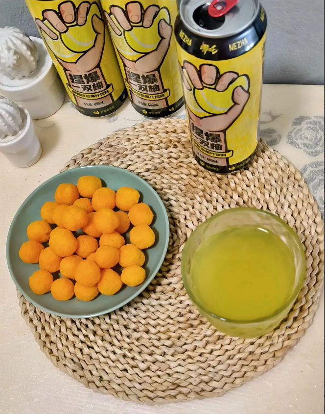 刷到个揪心视频：九岁男孩没背会古诗，被老师罚抄一百遍作业。早上出门前，他跟妈妈说