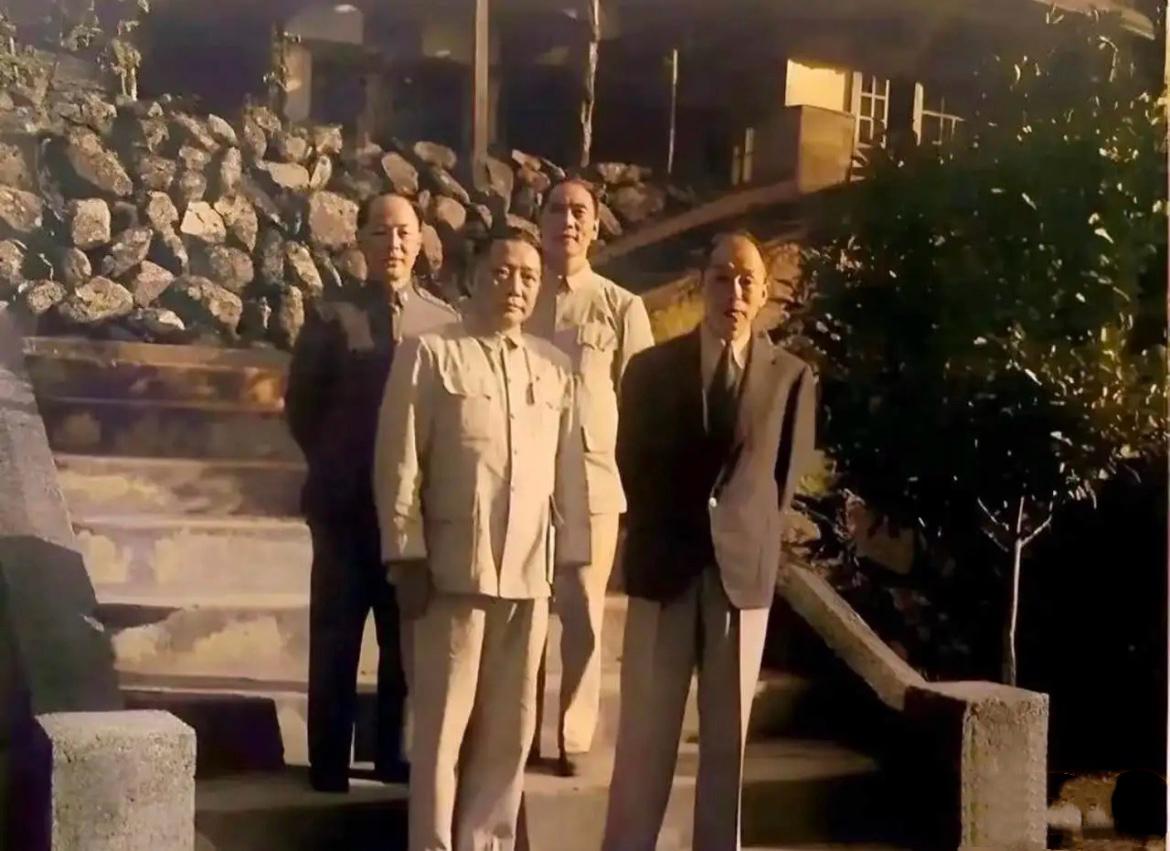 1946年，毛人凤看望软禁第9年的张学良时的一张合影，身后站着特务队长刘乙光等人