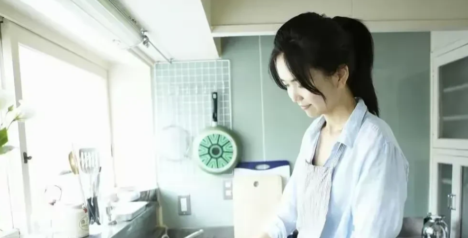 北京大兴，一女子应聘保姆，月薪7000元，雇主说好的只照顾1个孩子，结果上岗后才