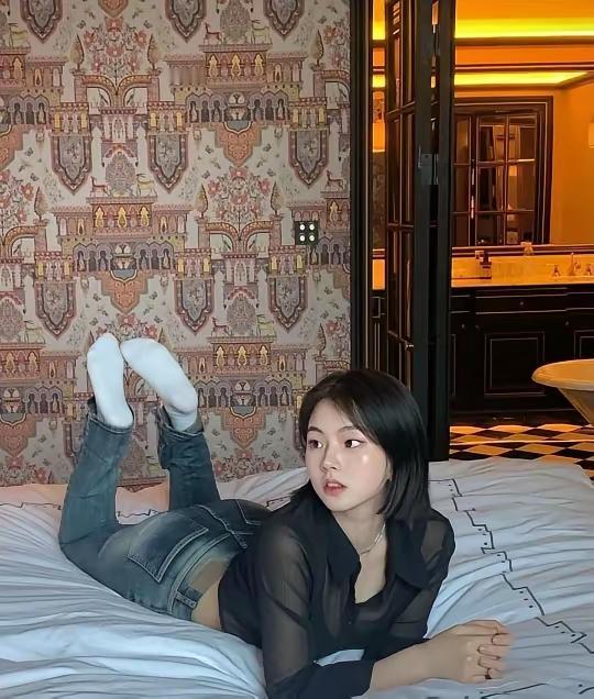 牛仔裤美女，床上躺平不贴腿牛仔裤女