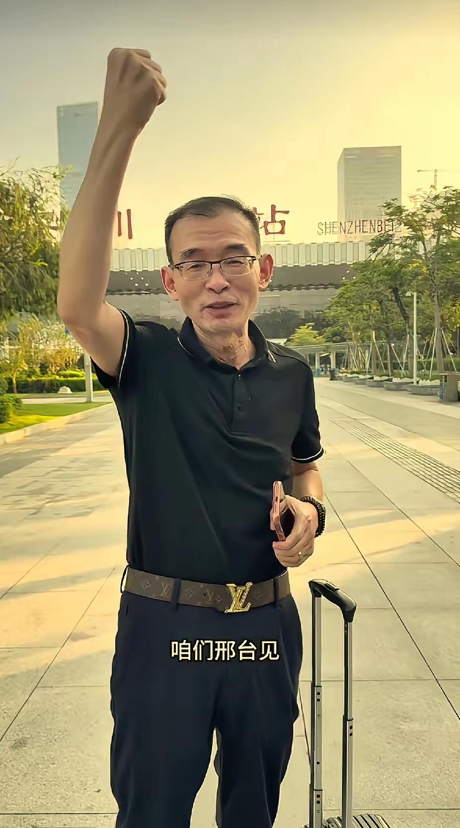 谢岳真是一身珠光宝气，土豪得很！去河北参加解清帅婚礼，行头值好几万：上衣近一万，