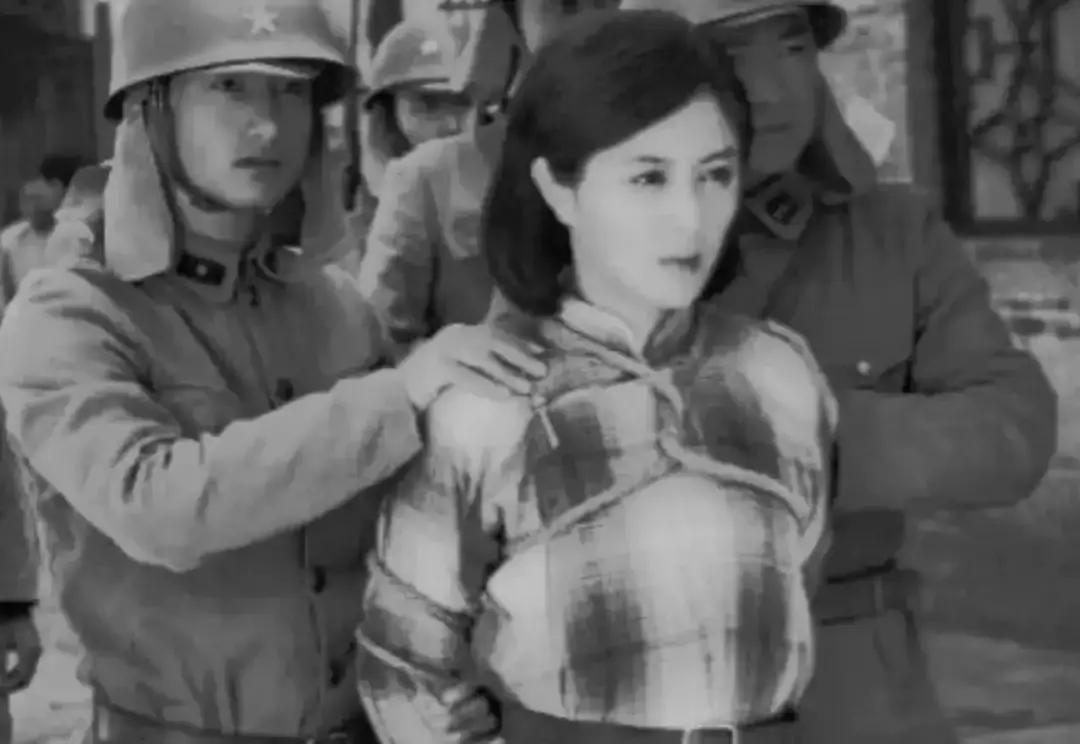 1945年，26岁的黄美英被日寇抓到后，扒光她的衣服，准备对她动用“剐刑。”一个