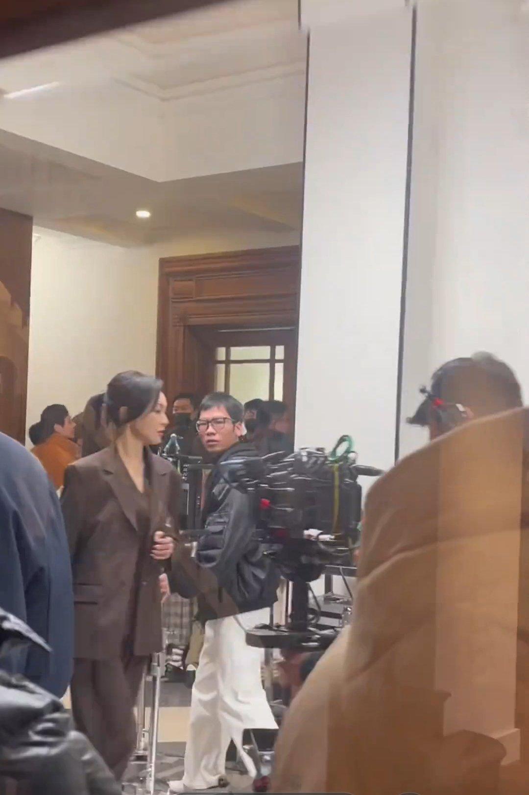 唐嫣广告拍摄路透，终于看到唐嫣营业了她还穿的这套羽绒服！