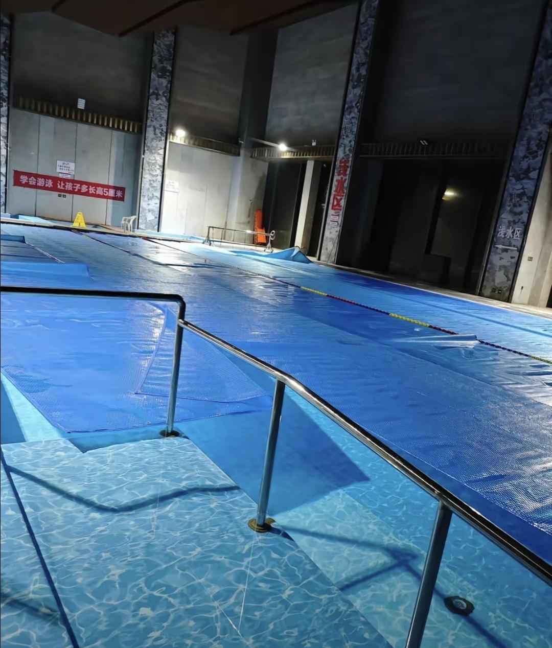 某年轻人花八百块钱办了张游泳年卡，结果一次正经游泳都没下过水。他说自己游不动，想