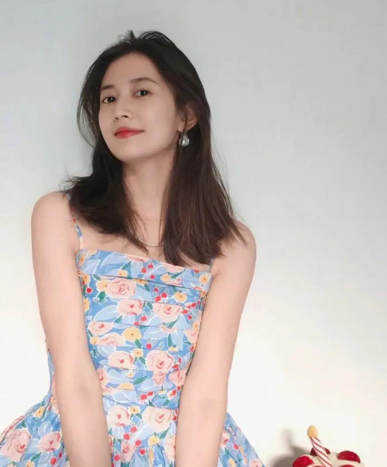 陈钰琪蓝色花朵吊带裙，甜美好似美少女