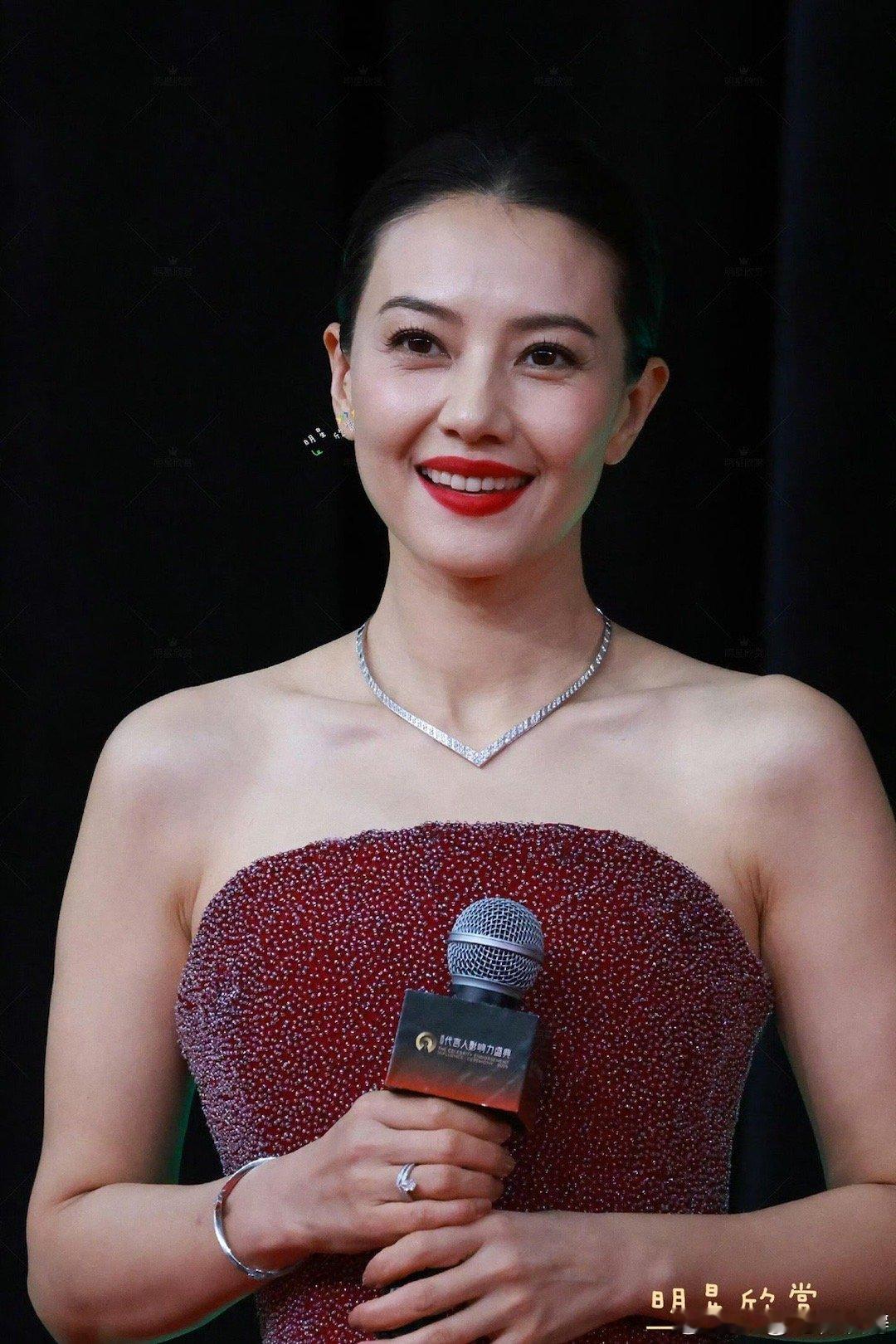 46岁高圆圆怼脸皮肤状态看到高圆圆我悟了：年龄真的只是数字！胶原蛋白满满，眼角