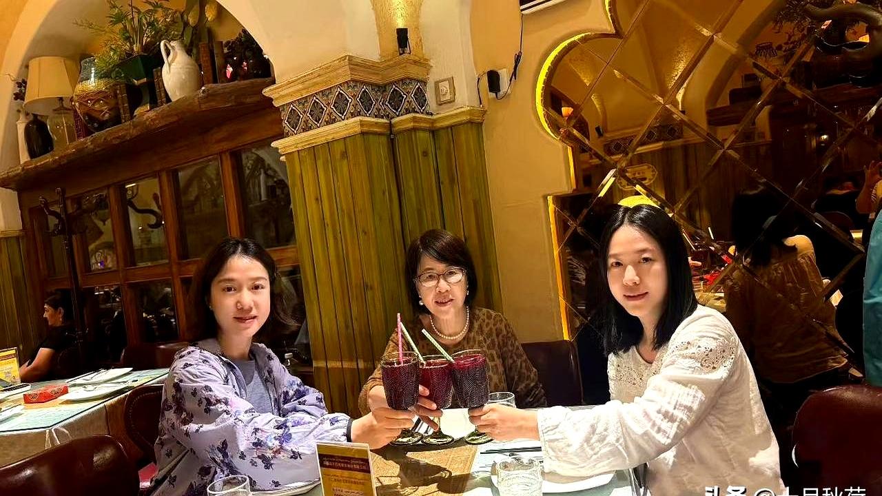 刚从新疆回到城里时，饭桌一落座就热闹了。浅紫碎花外套配清澈的眼神，翁帆博士挨着