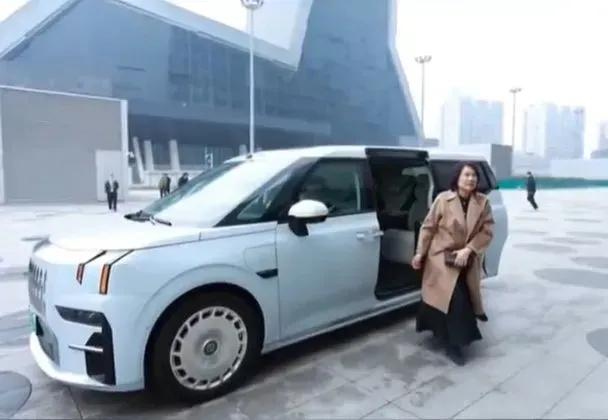 董明珠买国产豪车，李书福亲自交车，吉利这把赚大了。售价近90万的极氪009，董明