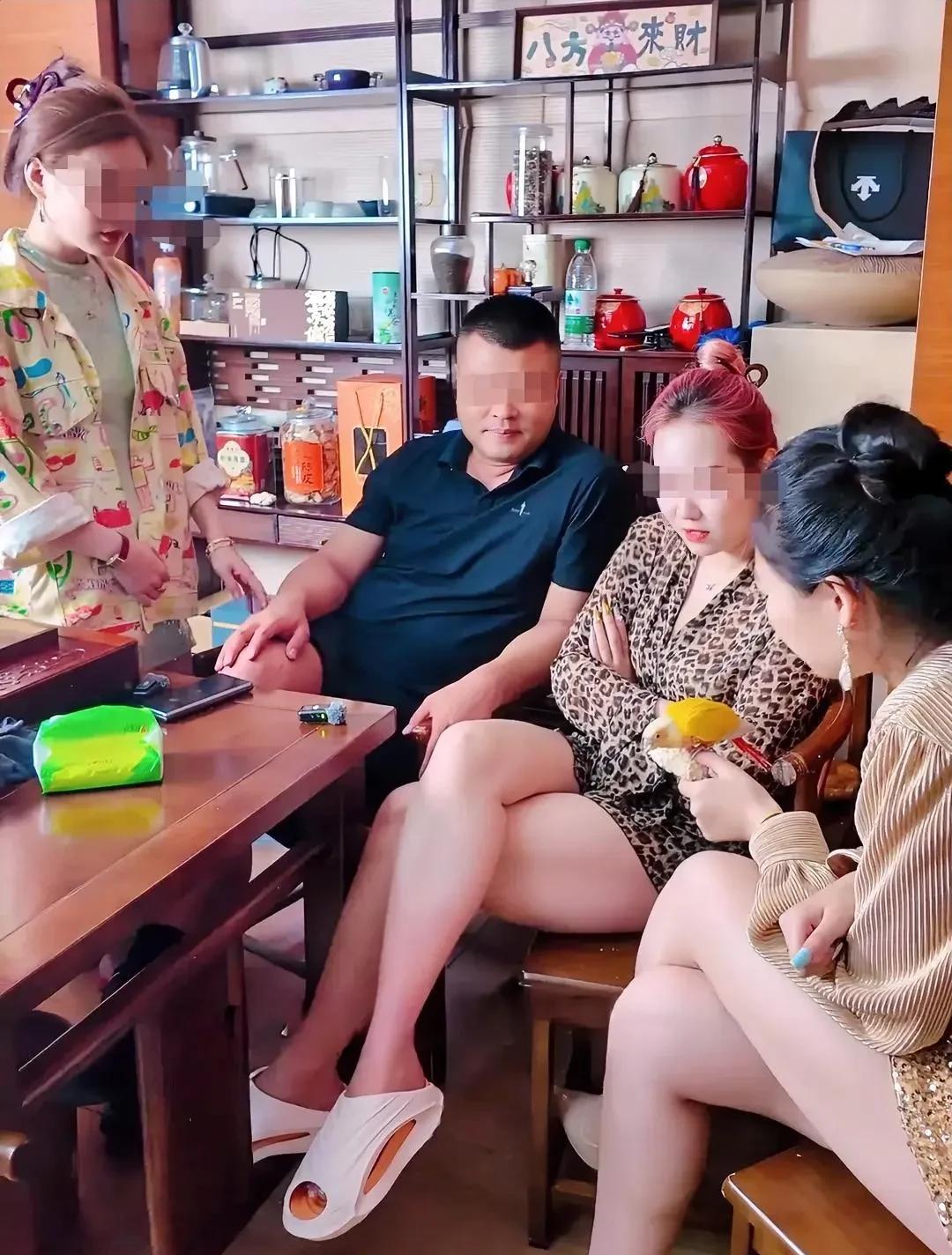 店里突然飞进来一只小鸟，姐姐们兴奋的摆弄起来，她们说这只鸟太小了！手抓小鸟她们聊