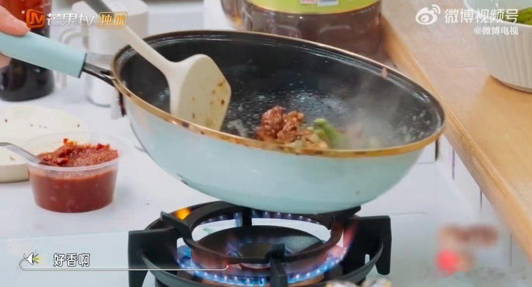 王星越川湘版辣椒炒肉我们的宿舍谁懂啊！看王星越做川湘版辣椒炒肉，口水都要流下来了