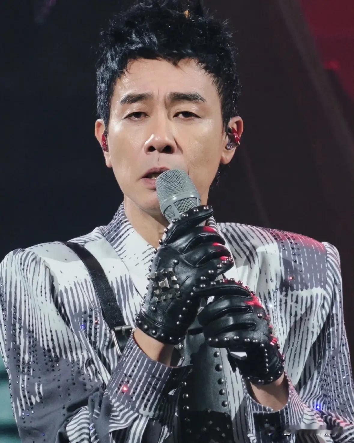 陈小春北京演唱会观众高喊退票，原来是他舞台上立了个玩偶直接把后排观众视线全部挡住