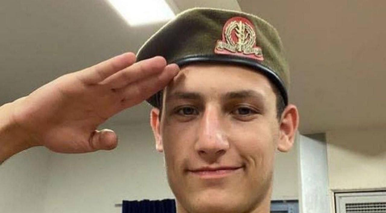 这个看起来阳光帅气、性格开朗的士兵名叫丹·菲尔普森，是IDF某伞兵旅的一名士兵。