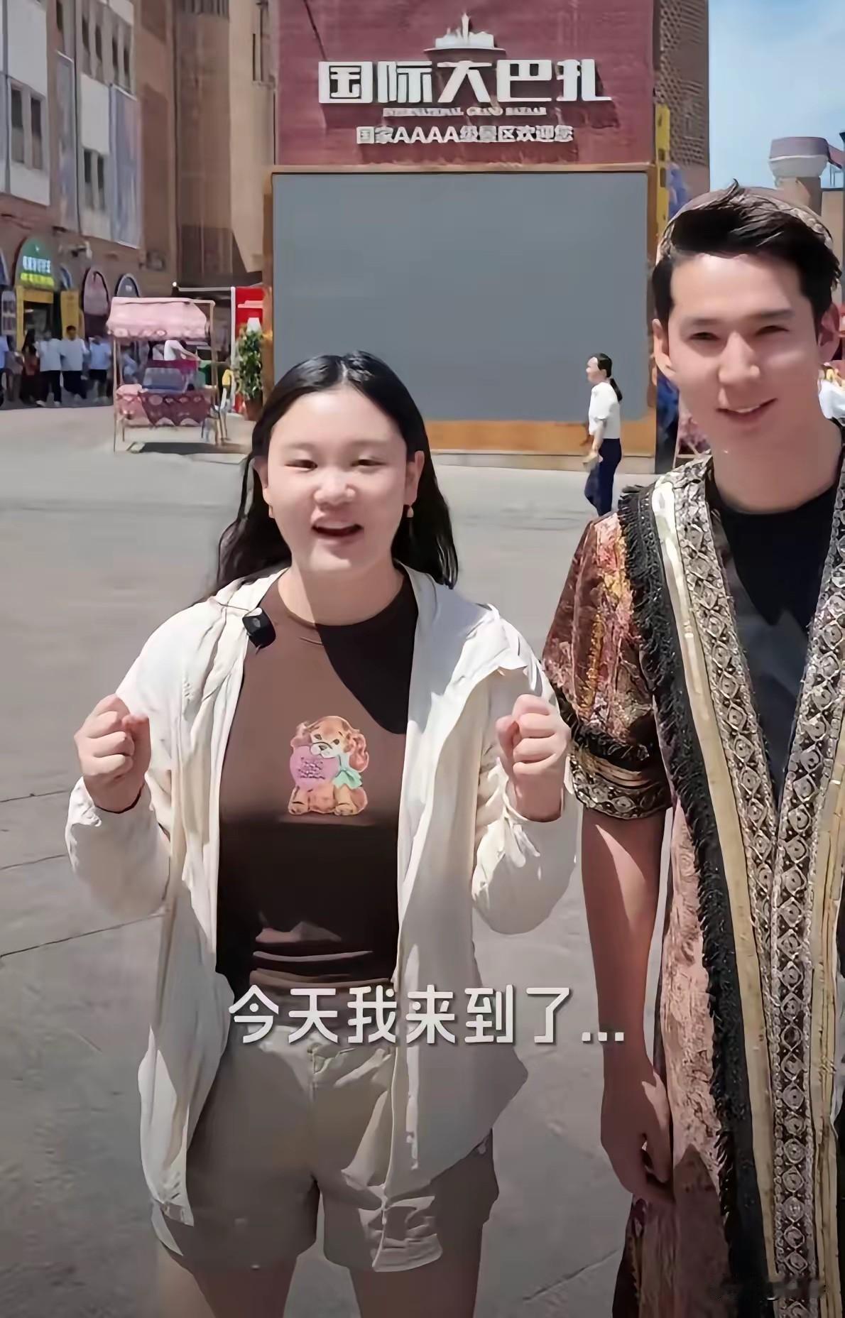 谁能想到，上一秒还在大口啃馕的“邻家妹妹”，下一秒就美成了异域公主！张家齐这趟