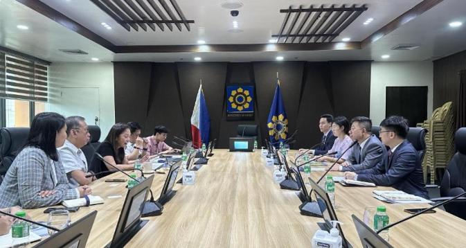 真应了那句老话，无事不登三宝殿。菲律宾现在是火烧眉毛了，能源和化肥全线告急。这时