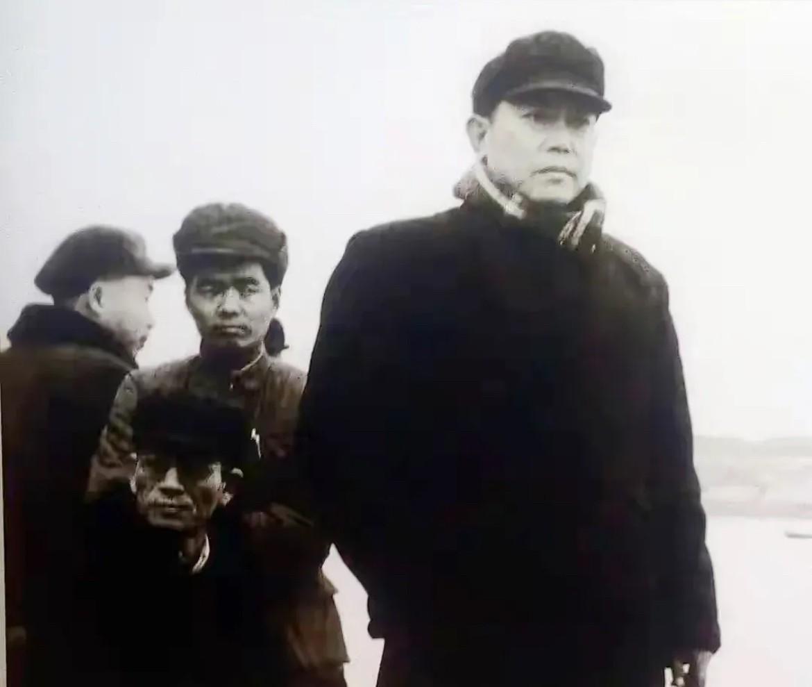 1952年2月，李先念在武汉江面轮船上考察的老照片。当时正值长江枯水期向汛期过渡