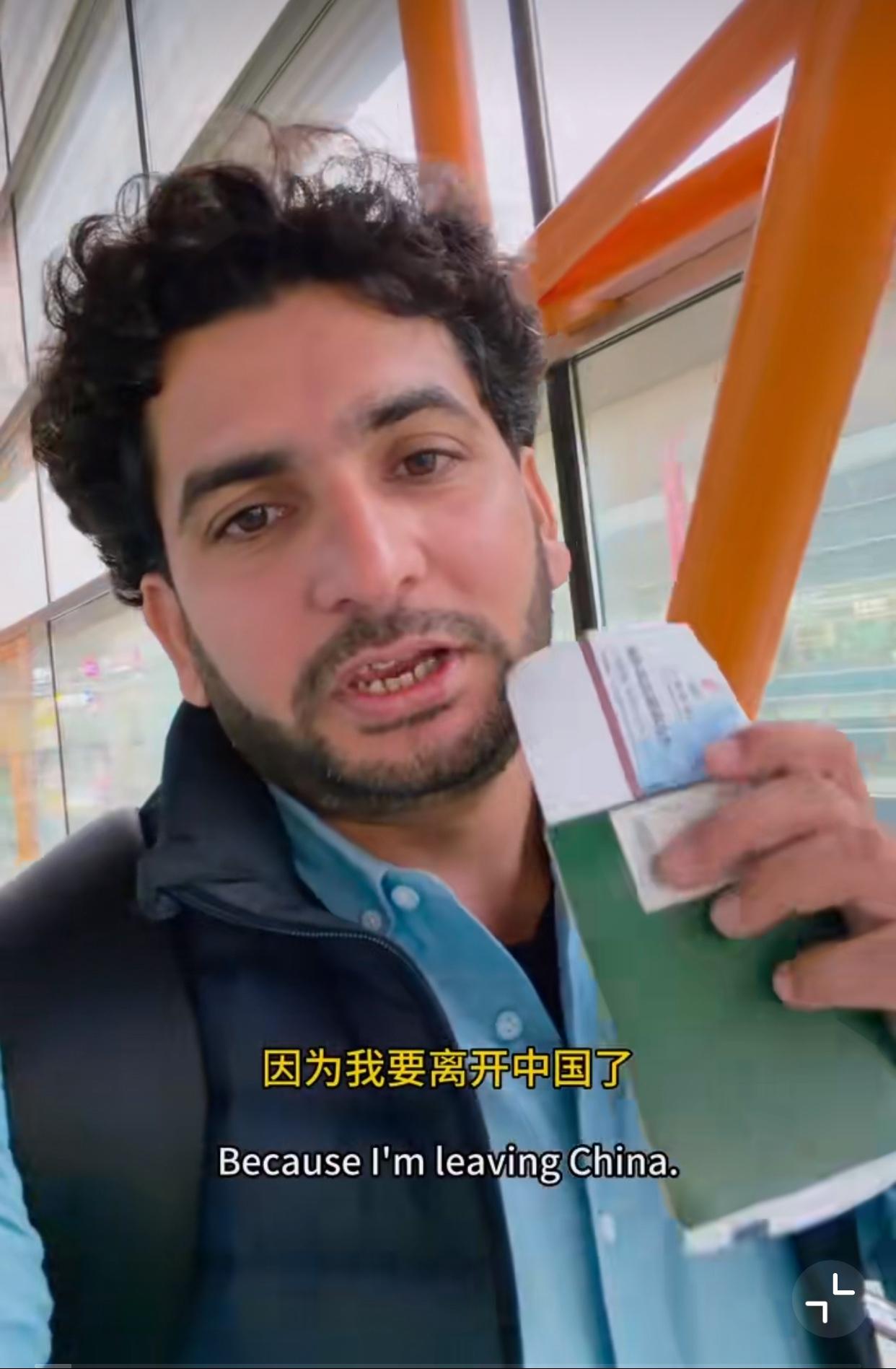 近日，一巴基斯坦小伙准备坐飞机回家了！可是在准备登机的时候，他做了一个决定！