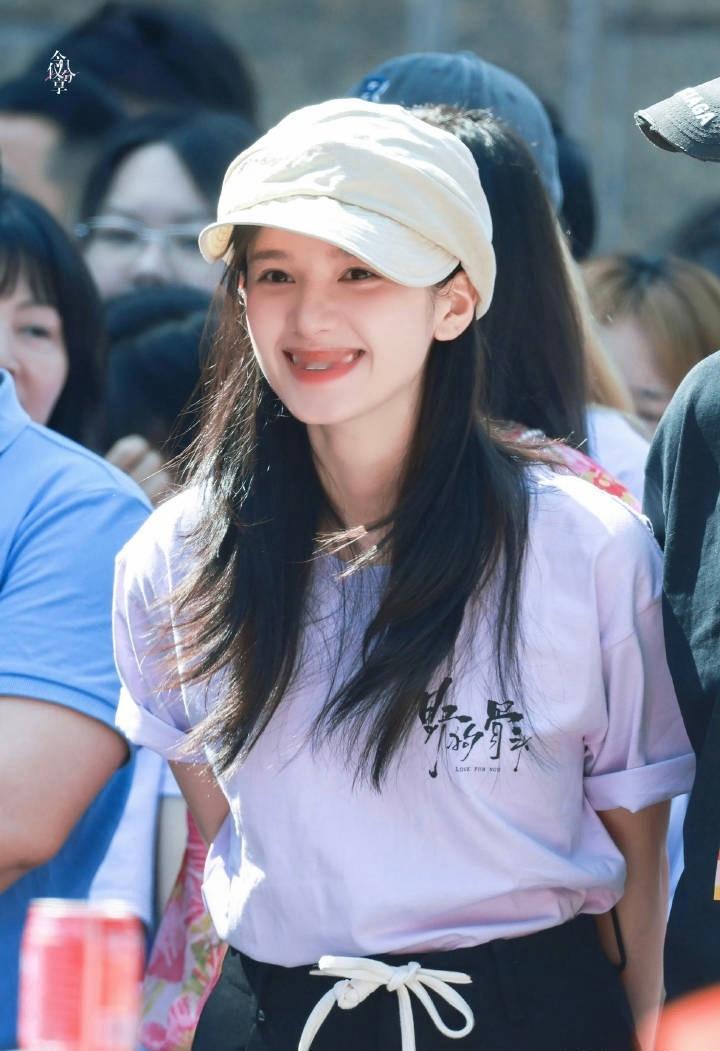 张婧仪野狗骨头开机图张婧仪野狗骨头开机图期待这个苗靖！​​​