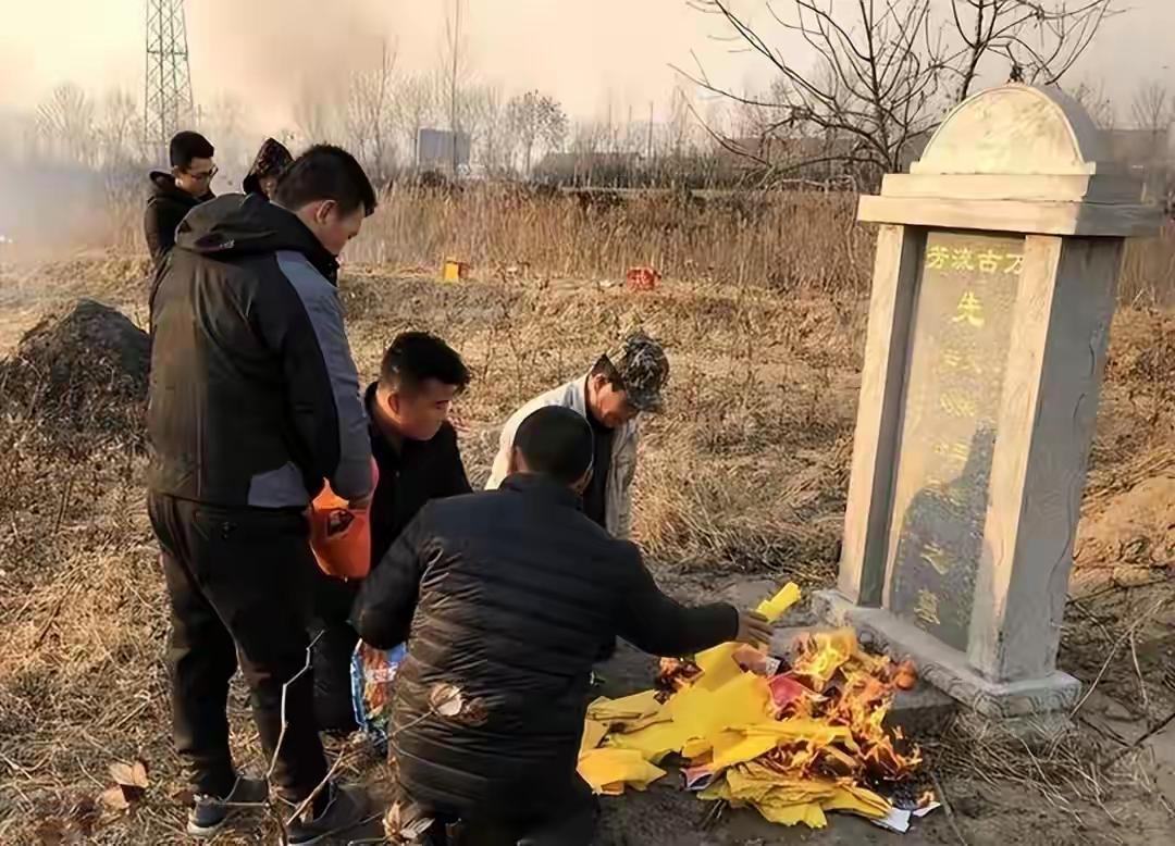 清明褶皱体：不是‘禁忌清单’，是‘当香火升腾时，祖先用风替你拂去肩上那粒三年未落