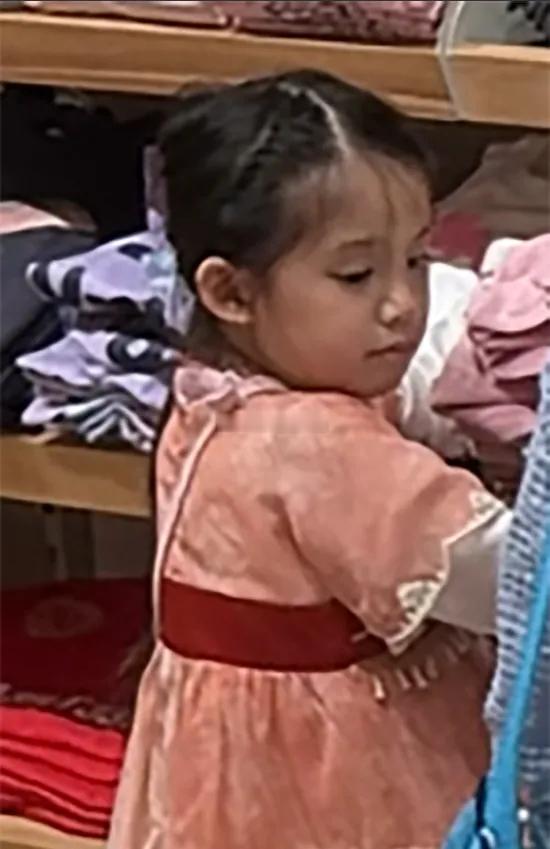 郭碧婷新加坡带娃购物！拎包、跪地、眼不离娃像个保姆一样，向佐手机不离手，其实带娃