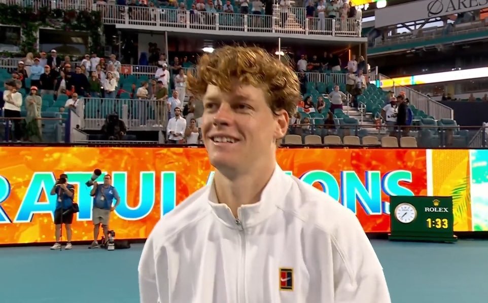 辛纳阳光双冠辛纳赛后在现场接受采访的时候喜悦之情溢于言表。“我真的非常非常高兴